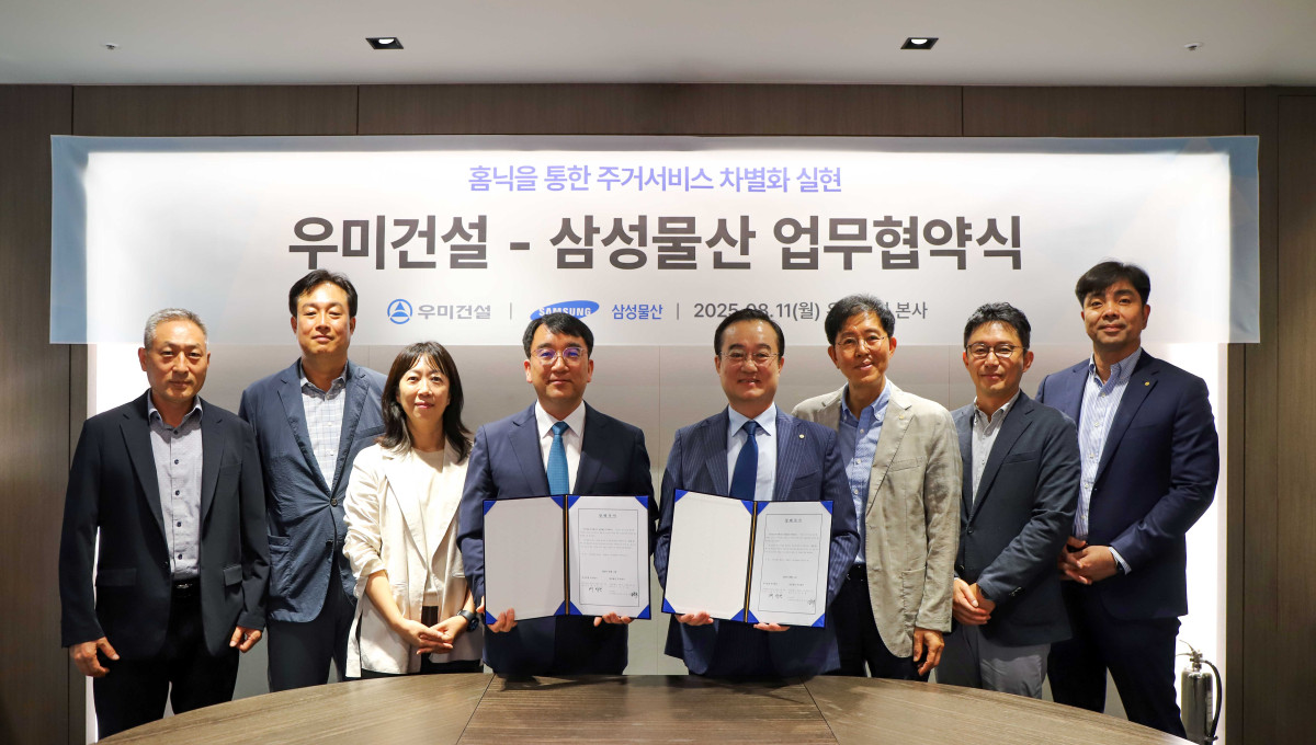 ▲8월 11일 린스퀘어에서 우미건설 배영한 총괄사장(가운데 우)과 삼성물산 김상국 부사장(가운데 좌) 등 관계자들이 건설부문과 주거 서비스 기술 협력을 위한 전략적 파트너십을 체결하고 기념사진을 찍고 있다 (우미건설)