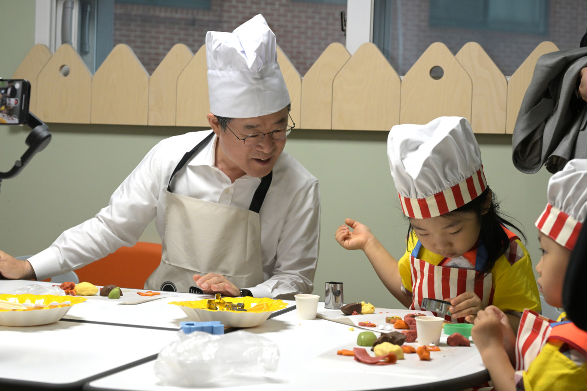 ▲노리몽땅 장충점을 찾은 김길성 중구청장. (사진제공=중구)