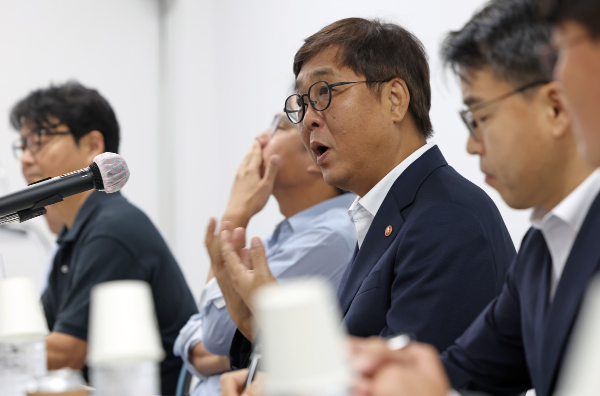 ▲최휘영 문화체육관광부 장관이 14일 서울 마포구 영화진흥위원회 영화교육지원센터에서 연출, 제작, 투자, 배급, 상영, 독립영화, 영화제 등 영화계 각 분야 대표를 만나 영화계 소통 간담회를 갖고 한국 영화산업 회복을 위한 지원 방안을 논의하고 있다. (문체부)