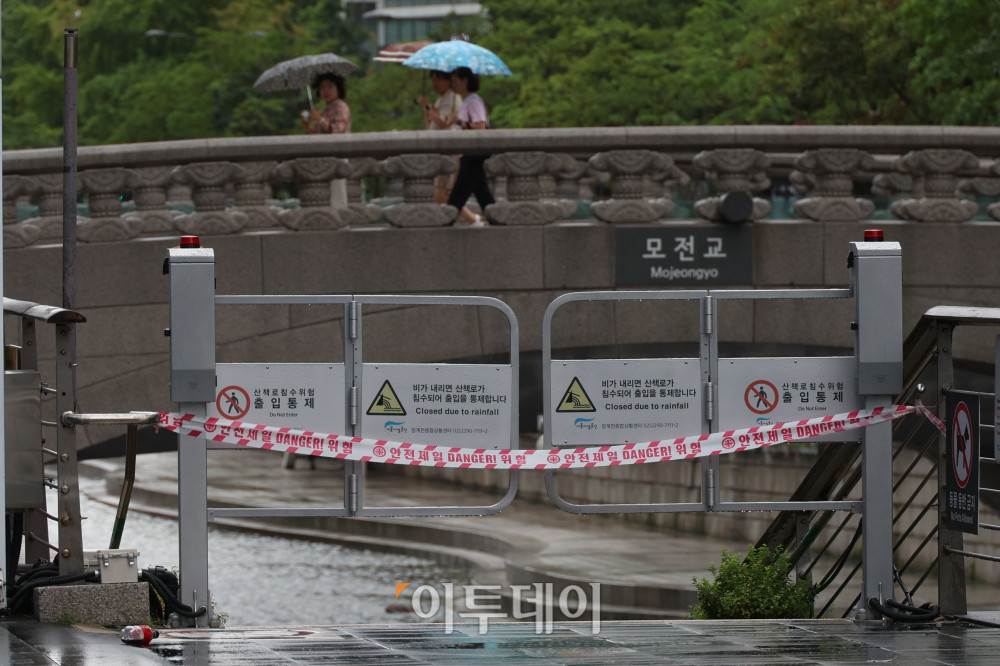 ▲중부지방을 중심으로 강한 장맛비가 내리는 14일 서울 청계광장에 청계천이 출입통제 되고 있다. 기상청에 따르면 비는 오후부터 소강상태를 보였다가 15일 오전부터 수도권과 강원 내륙 지역에서는 다시 내릴 것으로 보인다. 고이란 기자 photoeran@