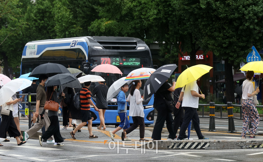 ▲중부지방을 중심으로 강한 장맛비가 내리는 14일 서울 광화문에서 우산을 쓴 시민들이 발걸음을 서두르고 있다. 기상청에 따르면 비는 오후부터 소강상태를 보였다가 15일 오전부터 수도권과 강원 내륙 지역에서는 다시 내릴 것으로 보인다. 고이란 기자 photoeran@