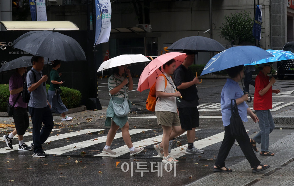 ▲중부지방을 중심으로 강한 장맛비가 내리는 14일 서울 청계광장에서 우산을 쓴 시민들이 발걸음을 서두르고 있다. 기상청에 따르면 비는 오후부터 소강상태를 보였다가 15일 오전부터 수도권과 강원 내륙 지역에서는 다시 내릴 것으로 보인다. 고이란 기자 photoeran@