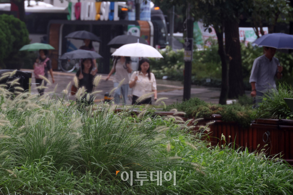 ▲중부지방을 중심으로 강한 장맛비가 내리는 14일 서울 청계광장에서 우산을 쓴 시민들이 발걸음을 서두르고 있다. 기상청에 따르면 비는 오후부터 소강상태를 보였다가 15일 오전부터 수도권과 강원 내륙 지역에서는 다시 내릴 것으로 보인다. 고이란 기자 photoeran@