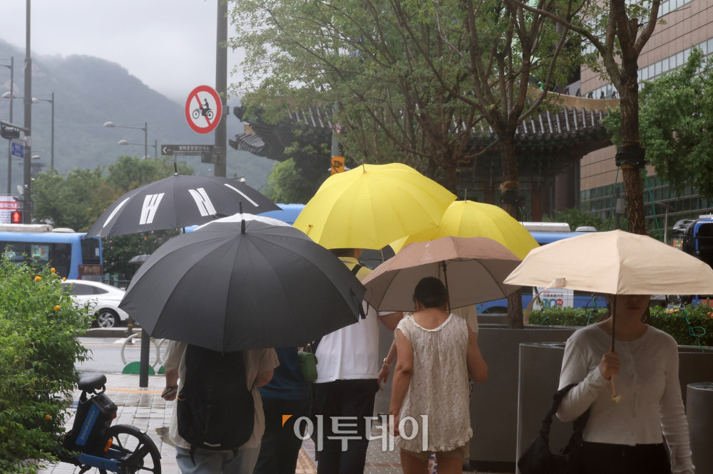 ▲14일 서울 광화문에서 우산을 쓴 시민들이 발걸음을 서두르고 있다. (고이란 기자 photoeran@)