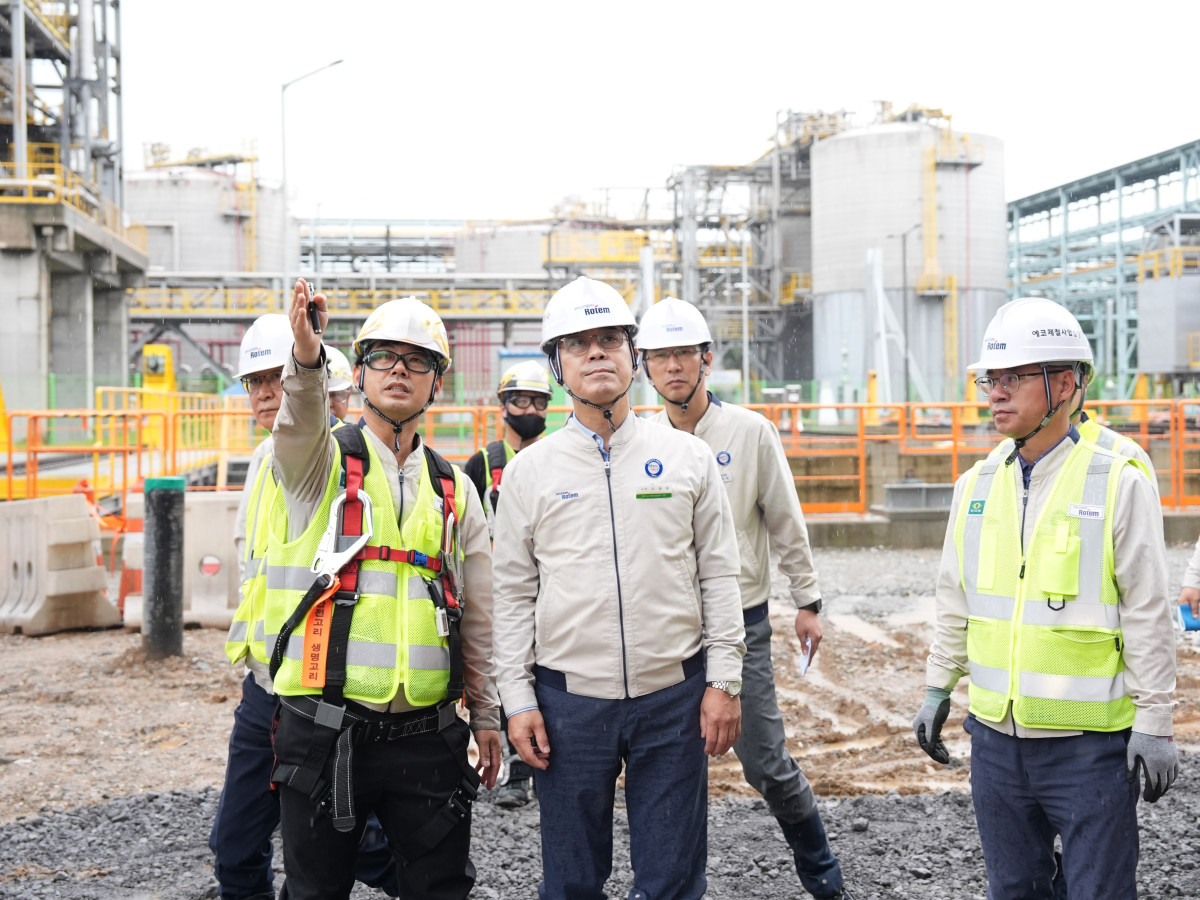 ▲이용배 현대로템 사장이 14일 충남 당진 건설현장에서 근로자와 함께 현장점검을 진행하고 있다.
  (사진제공=현대로템)