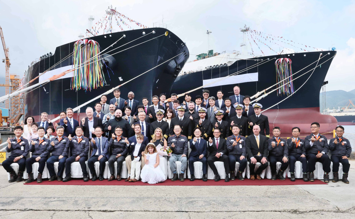 ▲김정관 산업통상자원부 장관(앞줄 오른쪽에서 여덟 번째)가 14일 장관 취임후 첫 번째 산업현장 행보로 경남 거제시에 소재한 한화오션 거제사업장을 찾아 2척의 초대형 액화천연가스(LNG) 운반선 명명식에 참석해 관계자들과 기념 촬영을 하고 있다. (사진제공=산업통상자원부)