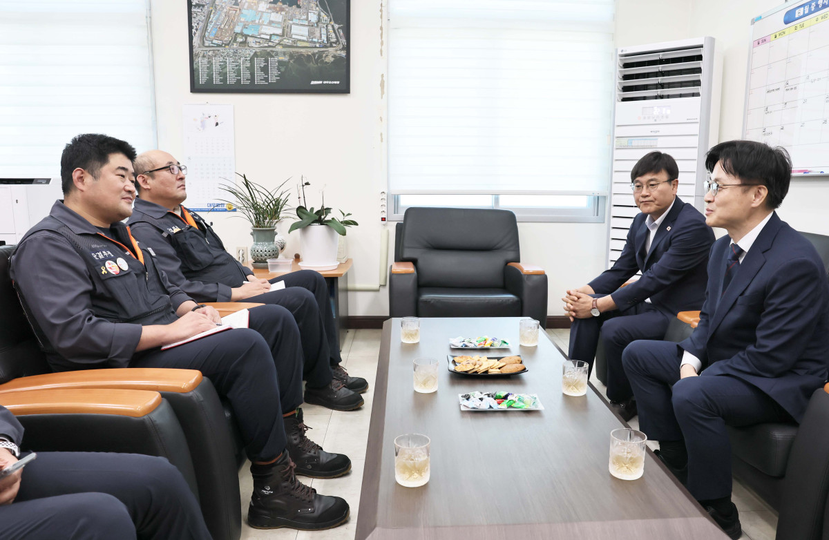 ▲김정관 산업통상자원부 장관(왼쪽 첫 번째)가 14일 경남 거제시에 있는 한화오션 거제사업장을 찾아 2척의 초대형 액화천연가스(LNG) 운반선 명명식에 참석해 축사를 한 후  김유철 한화오션 노조위원장을 만나 K-조선의 재도약에 기여한 현장 근로자들의 헌신에 감사를 표하고 있다. (사진제공=산업통상자원부)