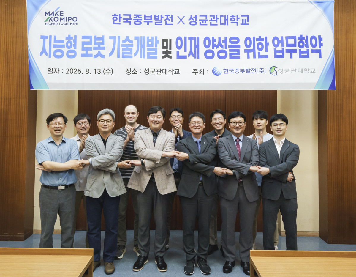 ▲김종서 한국중부발전 발전환경처장(앞줄 왼쪽 네 번째)이 13일 경기도 수원 성균관대학교 자연과학캠퍼스에서 김태성 성균관대학교 공과대학장(앞줄 왼쪽 세 번째)와 ‘지능형 로봇 기술개발 및 인재 양성’을 위한 업무협약을 체결한 후 관계자들과 기념 촬영을 하고 있다. (사진제공=한국중부발전)