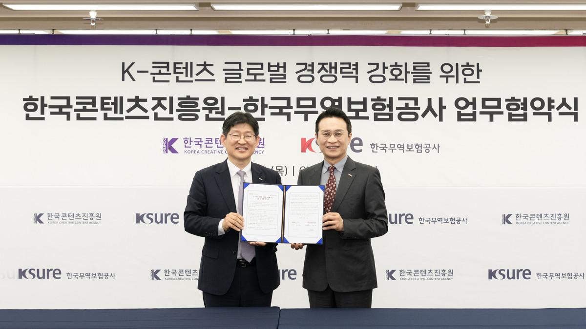 ▲장진욱 한국무역보험공사 부사장(왼쪽)이 14일 서울 중구 한국콘텐츠진흥원 CKL기업지원센터에서 유현석 한국콘텐츠진흥원 원장 직무대행과 K-콘텐츠 글로벌 경쟁력 강화를 위한 업무협약을 체결하고 기념 촬영을 하고 있다. (사진제공=한국무역보험공사)