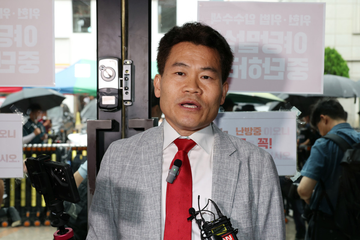 ▲국민의힘 전당대회 합동연설회를 방해해 당 윤리위원회에 회부된 전한길 씨가 14일 서울 여의도 중앙당사에서 열린 윤리위원회에 출석하며 입장을 밝히고 있다. (연합뉴스)