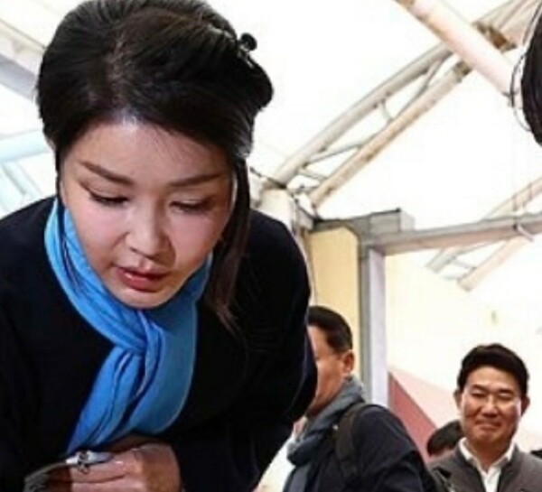 ▲2023년 11월 7일 순천을 방문한 김건희 여사가 전통시장인 아랫장을 방문, 상인들과 담소를 나누는 장면을 노관규 순천시장이 먼 발치에서 웃음 띈 얼굴로 물끄러미 지켜보고 있다. (사진제공=독자)