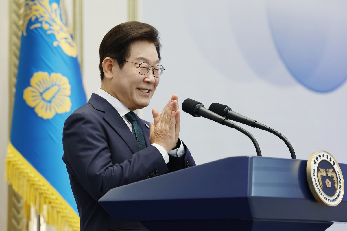 ▲이재명 대통령이 14일 청와대 영빈관에서 열린 '광복 80주년, 대통령의 초대' 행사에 입장하며 독립유공자 후손 및 참석자들을 향해 박수를 치고 있다. 2025.08.14.  (뉴시스)