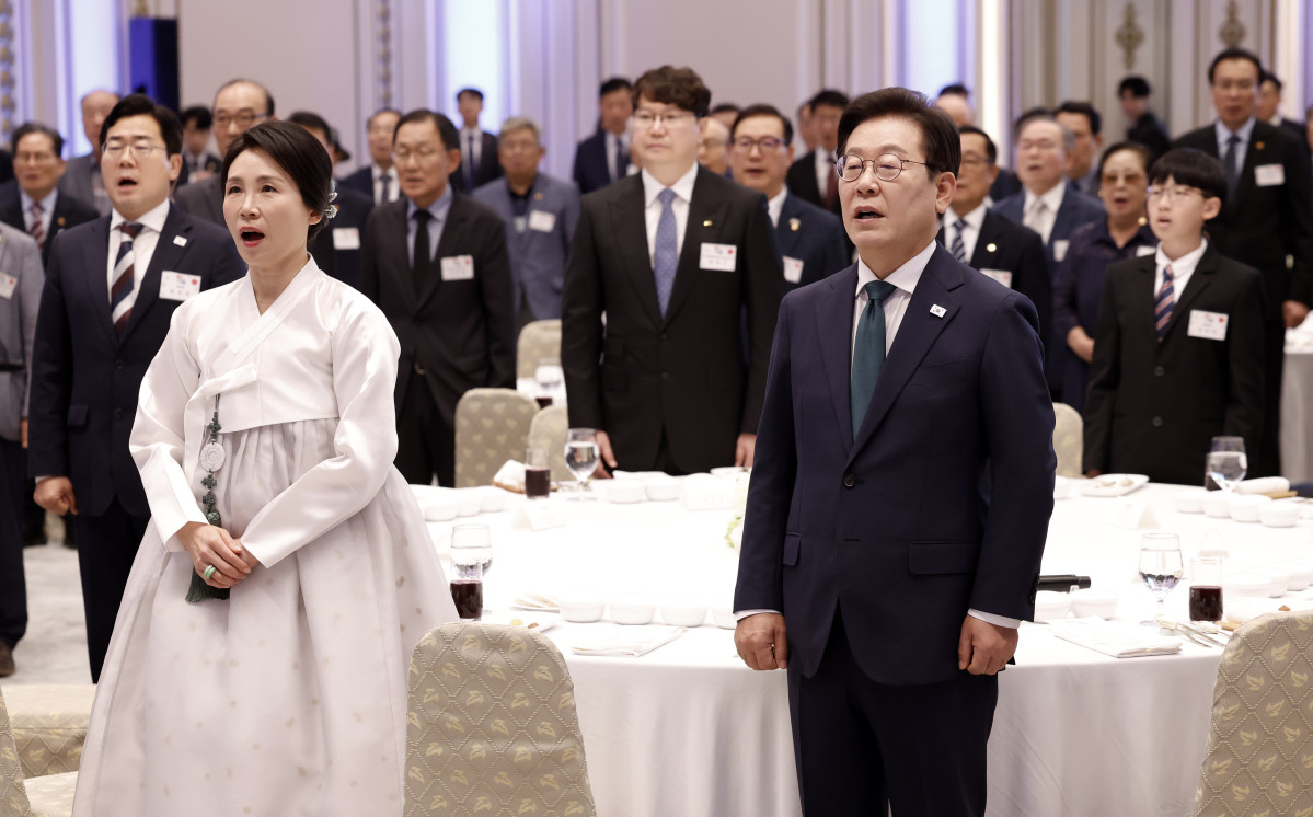 ▲이재명 대통령과 김혜경 여사가 14일 청와대 영빈관에서 열린 '광복 80주년, 대통령의 초대' 행사에서 애국가를 제창하고 있다. 2025.08.14.  (뉴시스)