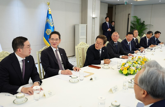 ▲이재명 대통령이 6월 13일 서울 용산 대통령실에서 6경제단체·기업인 간담회에서 구광모 LG그룹 회장의 발언을 듣고 있다.  왼쪽부터 구 회장, 이재용 삼성전자 회장, 이 대통령, 정의선 현대차그룹 회장, 신동빈 롯데그룹 회장, 이형일 기획재정부 장관 직무대행, 윤성혁 산업비서관. 2025.6.13 [대통령실통신사진기자단]    hihong@yna.co.kr/2025-06-13 10:36:47/<저작권자 ⓒ 1980-2025 ㈜연합뉴스. 무단 전재 재배포 금지, AI 학습 및 활용 금지> (연합뉴스)