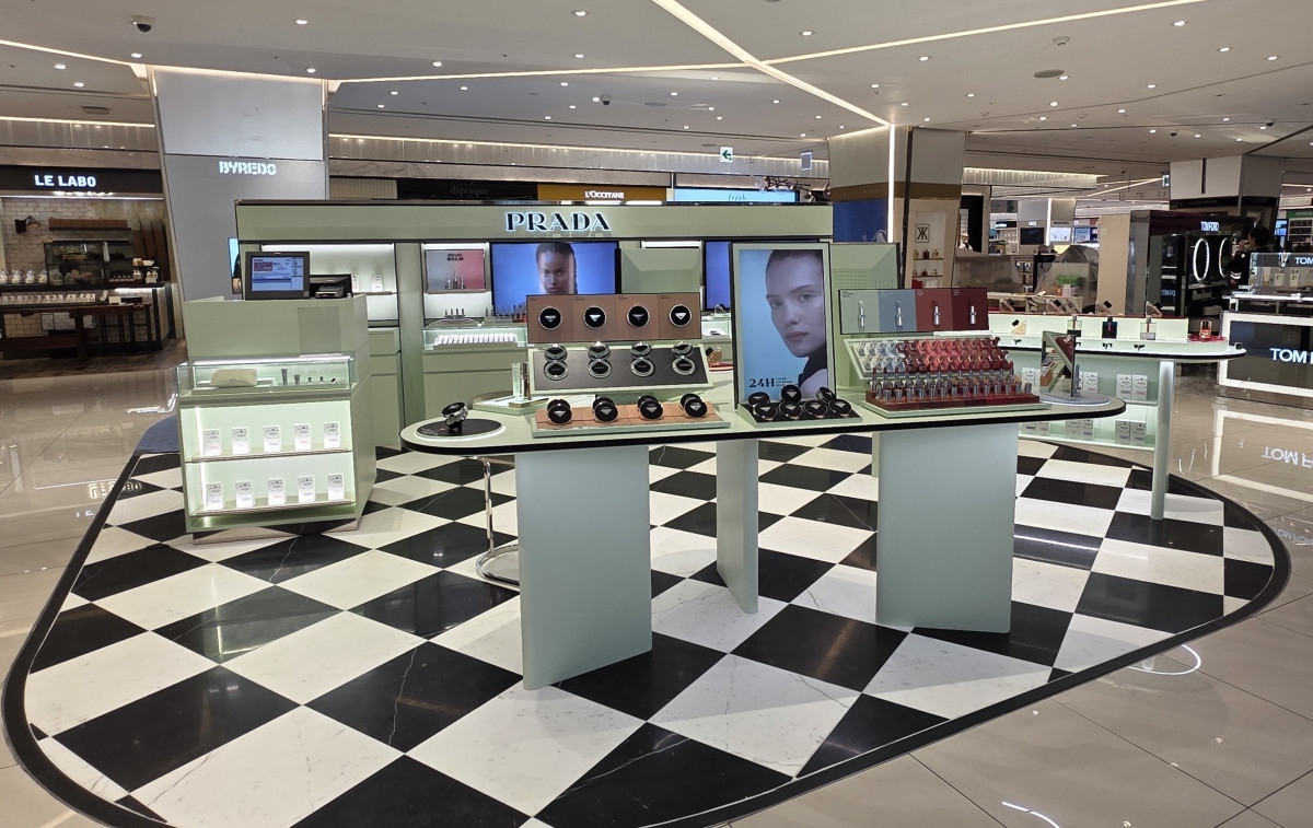 ▲신세계면세점이 명동점 10층에 ‘프라다 뷰티’ 매장을 오픈했다고 14일 밝혔다. (사진제공=신세계면세점)
