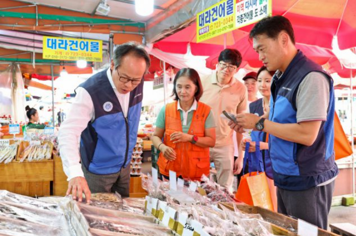 ▲남영규 고리원자력본부 대외협력처장(사진 왼쪽에서 첫 번째)과 허춘자 기장군자원봉사센터장(사진 왼쪽에서 두 번째)이 전통시장 장보기 캠페인에 참여하였다 (사진제공=고리원자력본부 )