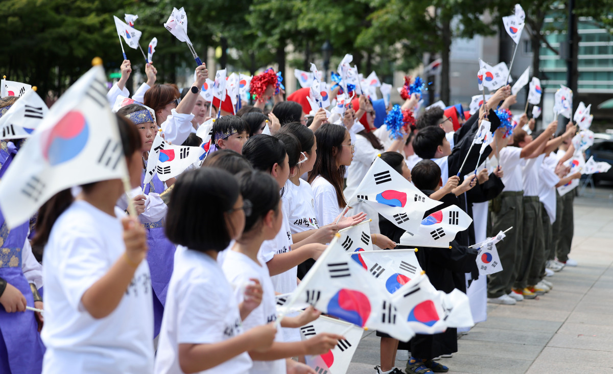 ▲14일 대구 중구 국채보상운동기념공원 달구벌대종 앞에서 국채보상운동기념사업회, 독도의용수비대기념관, 대한광복단기념사업회, 손양원기념관 회원들이 광복의 의미를 되새기는 ‘광복 80주년 기념 마카모디(모두모여)광복80! 플래시몹 퍼포먼스'를 하고 있다. 2025.08.14.  (뉴시스)