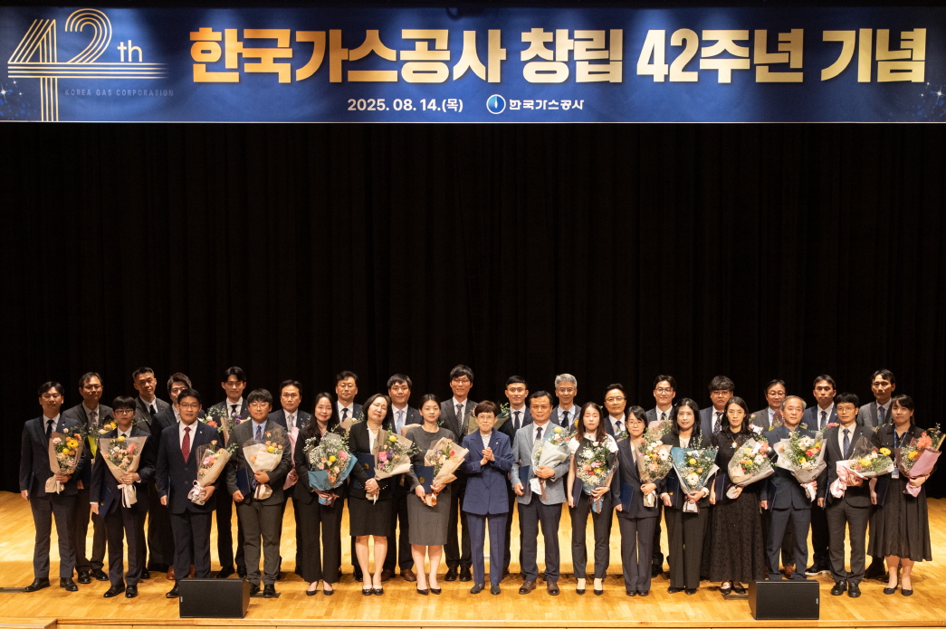 ▲한국가스공사가 14일 대구 본사에서 개최한 창립 42주년 기념식에서 최연혜 사장을 비롯한 임직원들이 기념 촬영을 하고 있다. (사진제공=한국가스공사)