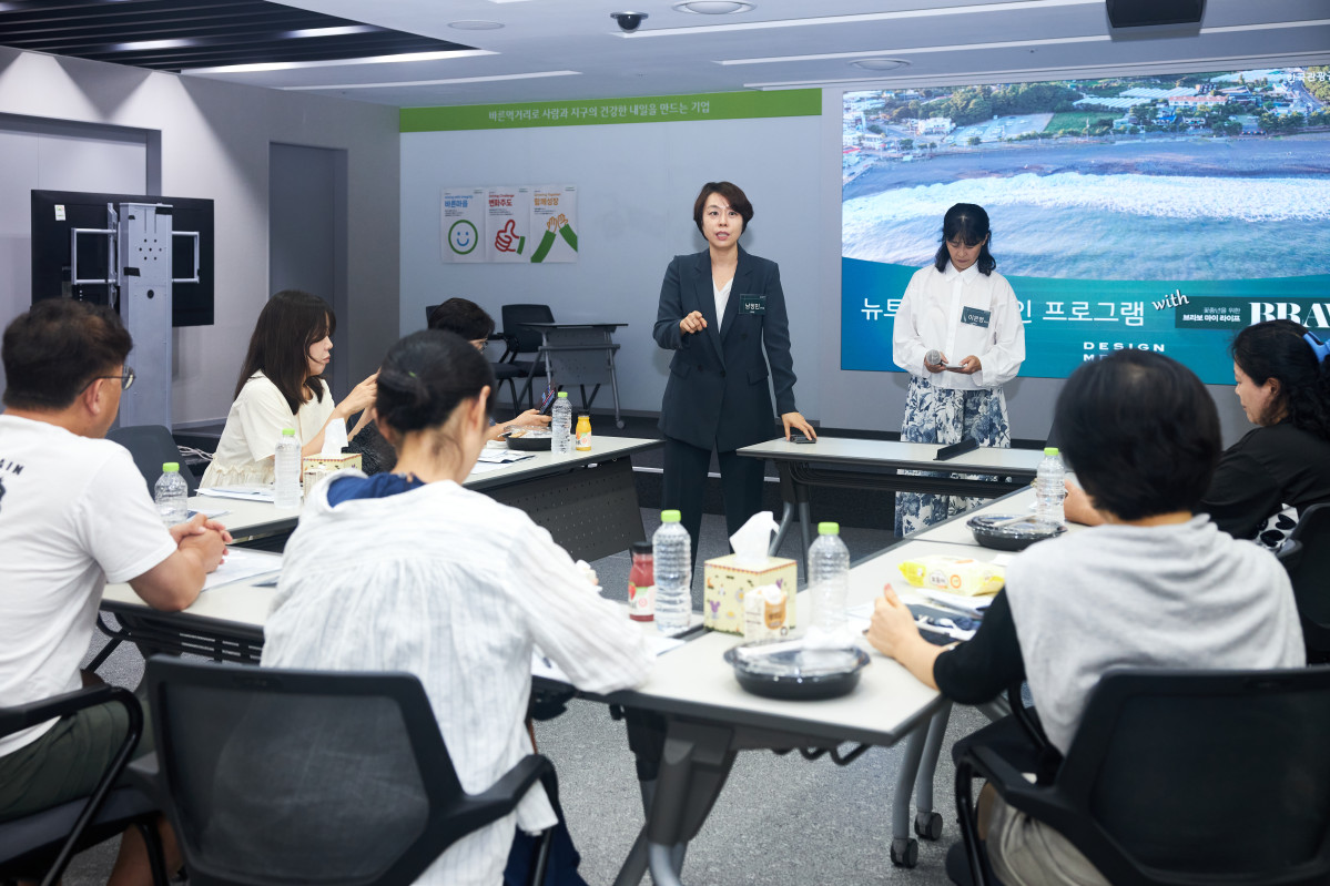 ▲풀무원 디자인밀 체험단에게 식사 기록의 중요성을 말하는 남정민 건강케어플랫폼사업본부장.(오병돈 프리랜서)