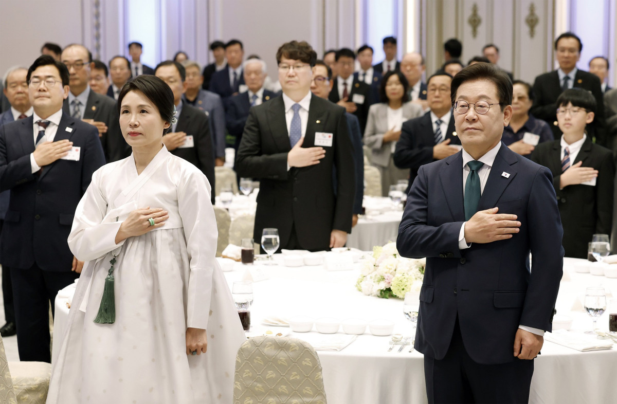 ▲곽동신 한미반도체 회장이(가운데) 14일 청와대 영빈관에서 열린 '광복 80주년, 대통령의 초대' 행사에 참석했다. (자료제공=한미반도체)