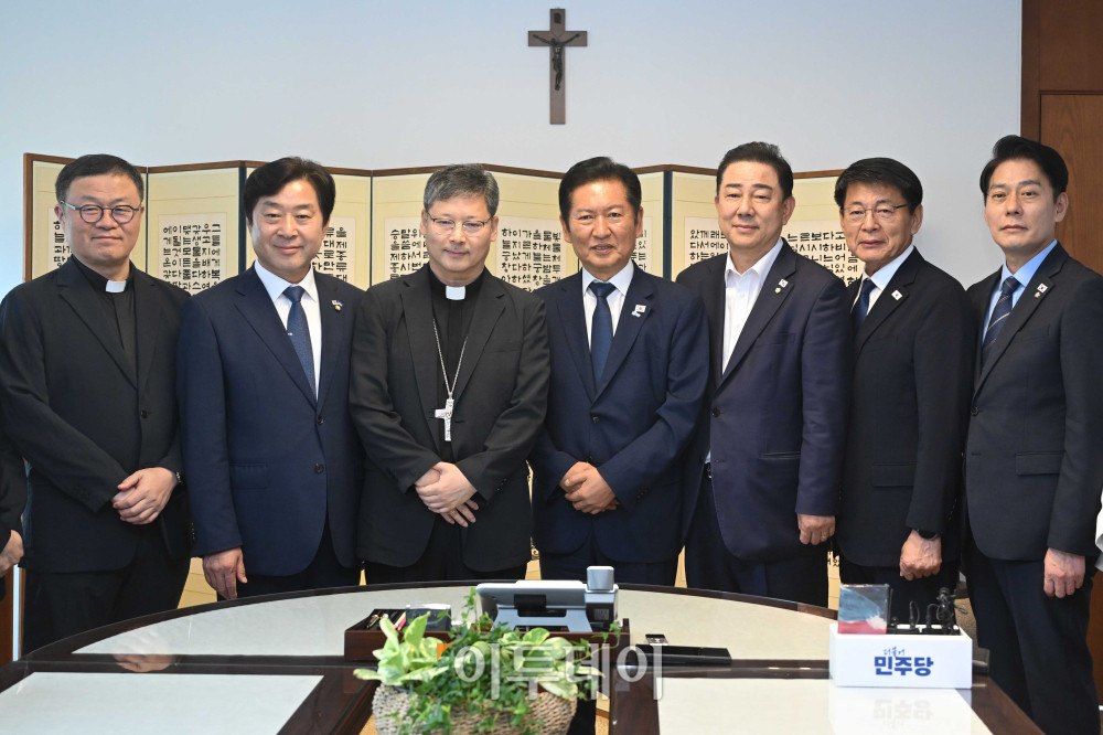 ▲정청래(가운데) 더불어민주당 대표가 14일 오후 서울 중구 한국천주교서울대교구청에서 서울대교구장 정순택(왼쪽 세번째) 대주교를 예방하며 기념촬영을 하고 있다. 국회사진기자단 (이투데이DB)