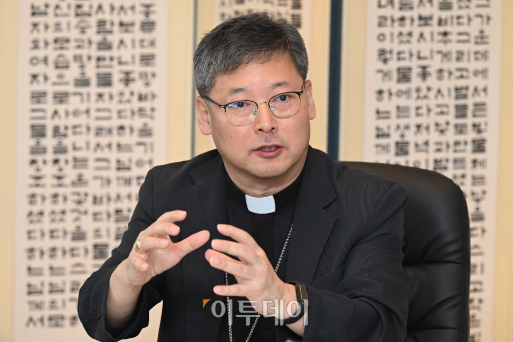 ▲정순택 서울대교구장  대주교가 14일 오후 서울 중구 한국천주교서울대교구청을 내방한 정청래 더불어민주당 대표와 대화하고 있다. 국회사진기자단