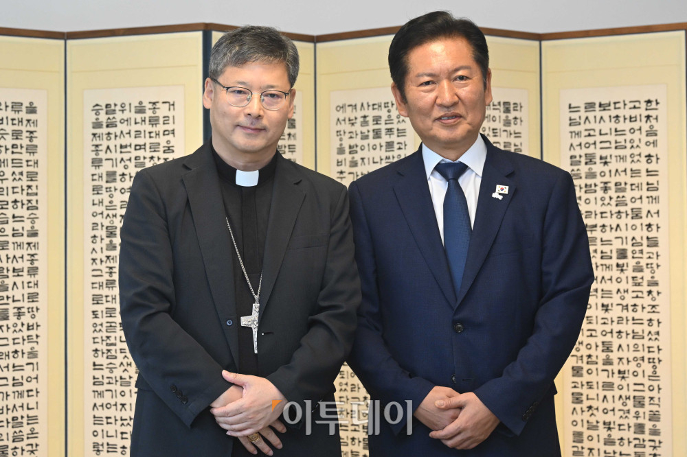 ▲정청래(오른쪽) 더불어민주당 대표가 14일 오후 서울 중구 한국천주교서울대교구청에서 정순택 서울대교구장 대주교를 예방하며 기념촬영을 하고 있다. 국회사진기자단