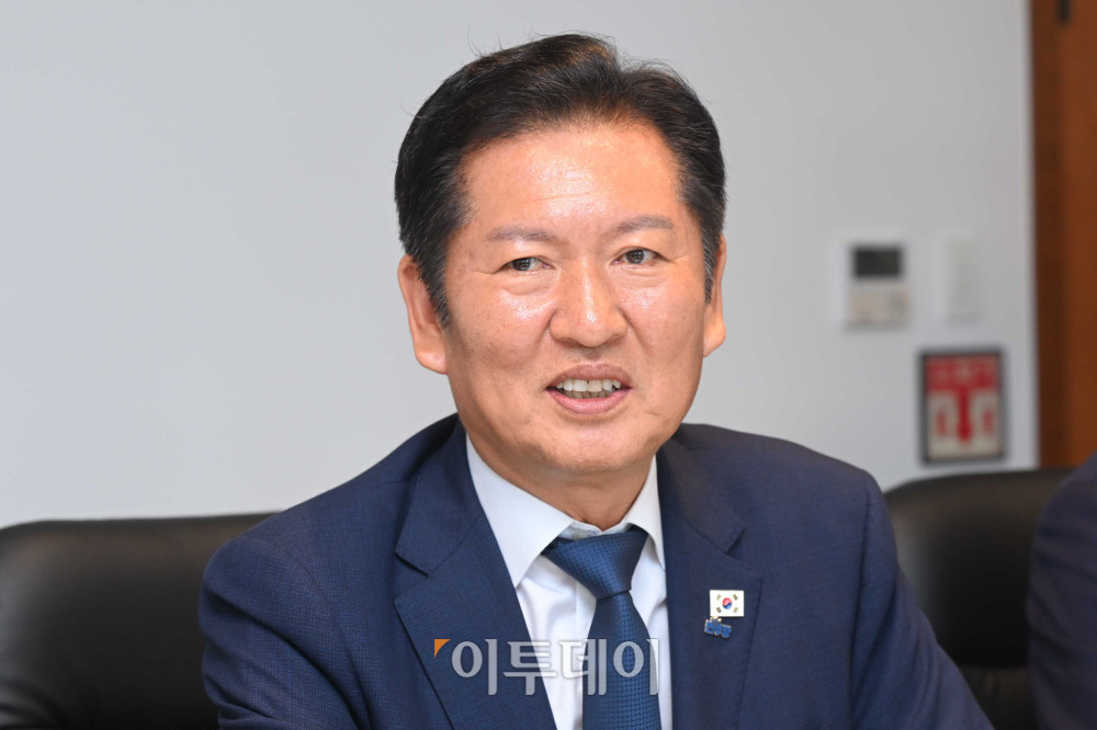 ▲정청래 더불어민주당 대표가 14일 오후 서울 중구 한국천주교서울대교구청에서 정순택 서울대교구장 대주교를 예방하고 있다. 국회사진기자단