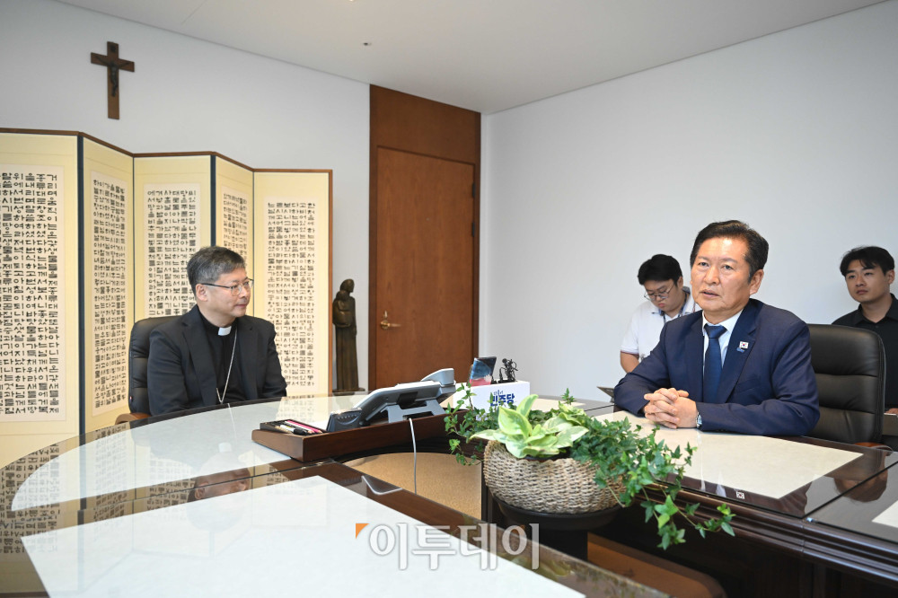 ▲정청래(오른쪽) 더불어민주당 대표가 14일 오후 서울 중구 한국천주교서울대교구청에서 정순택 서울대교구장 대주교를 예방하고 있다. 국회사진기자단