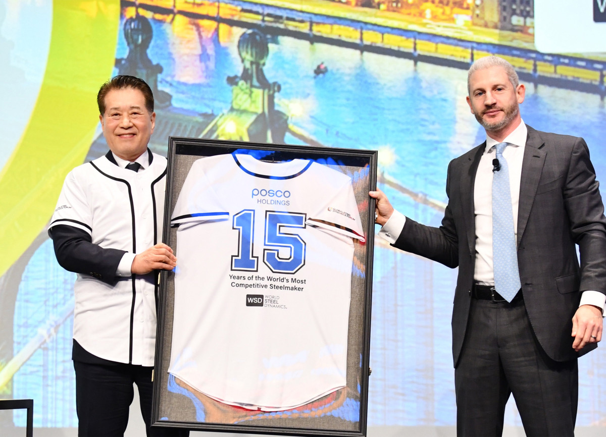 ▲미국 뉴욕에서 6월 18일(현지시간) 열린 WSD 포럼에서 장인화 포스코그룹 회장이 명예의 전당 기념액자를 전달 받은 뒤 기념촬영을 하고 있다. (포스코그룹)