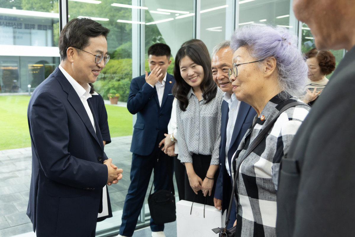 ▲14일 오전 김동연 경기도지사가 국외에 거주 중인 독립유공자 후손들과 도담소에서 인사를 하고 있다. (경기도)