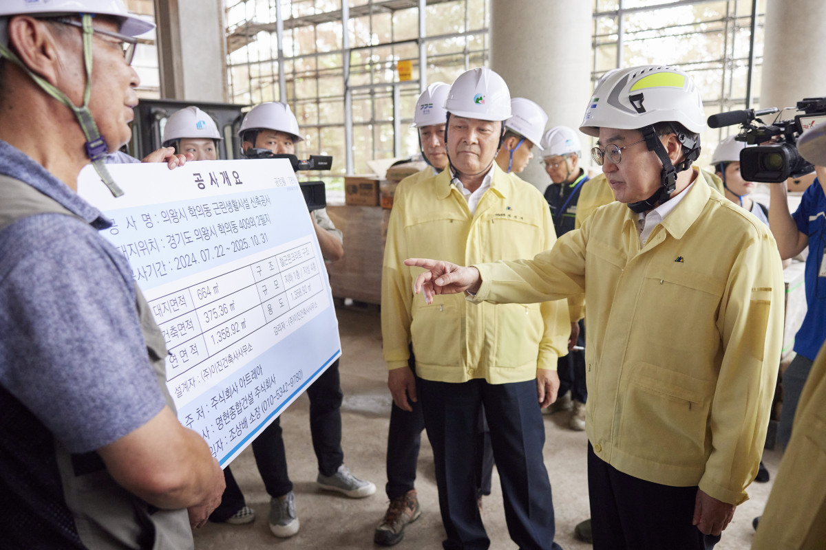 ▲14일 오후 김동연 경기도지사가 의왕시 학의동 건설현장을 방문해 건설업 산업재해 취약요인 점검을 하고 있다. (경기도)