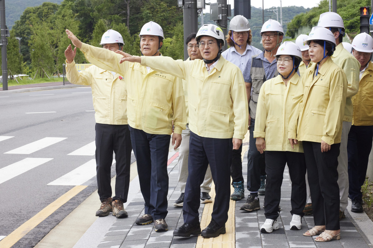 ▲14일 오후 김동연 경기도지사가 의왕시 학의동 건설현장을 방문해 건설업 산업재해 취약요인 점검을 하고 있다. (경기도)