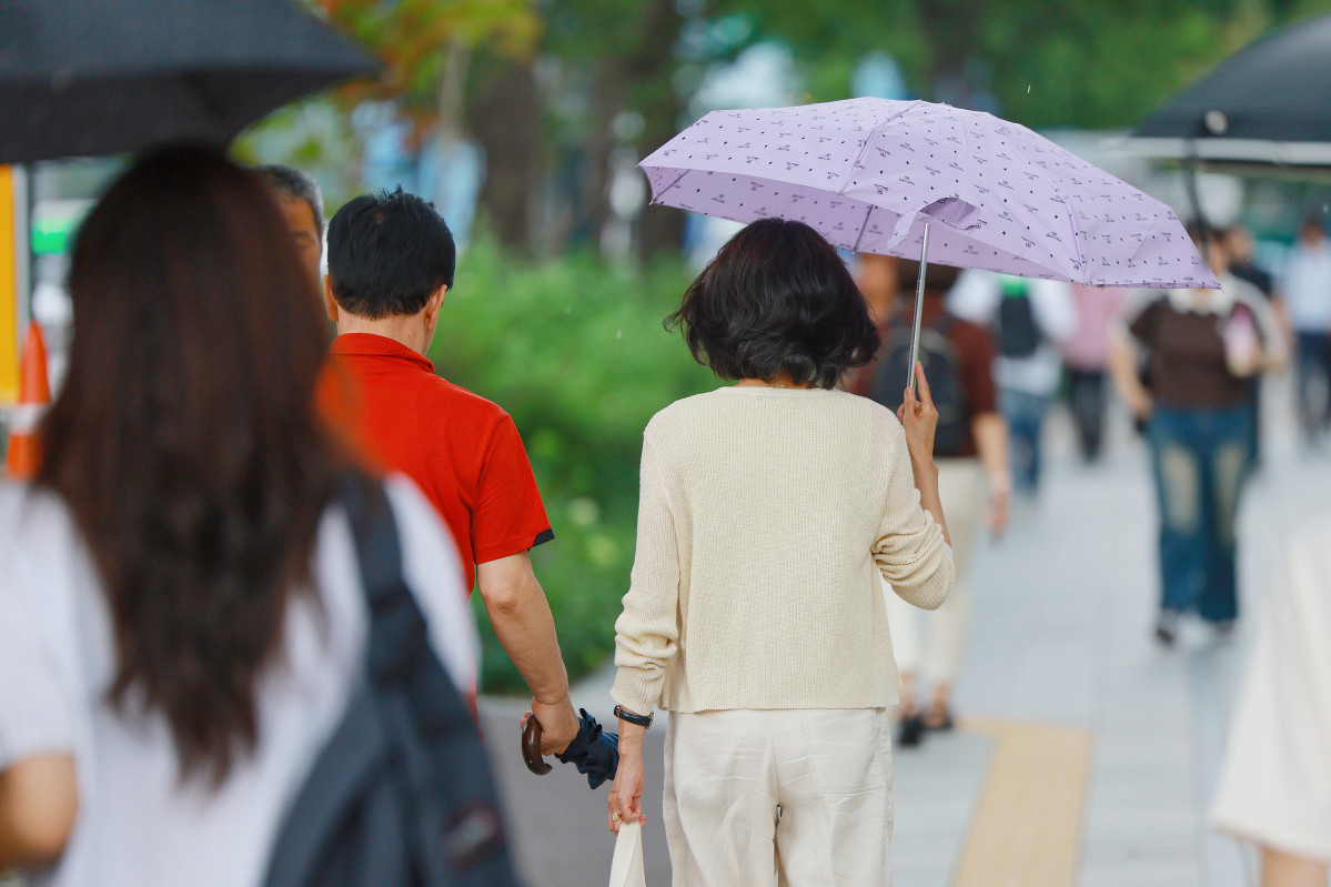▲소나기가 내린 서울 세종대로에서 우산을 쓴 시민들이 이동하고 있다. (연합뉴스)