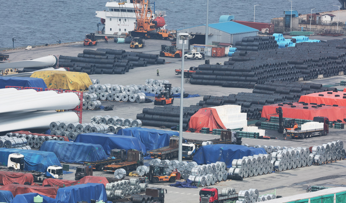 ▲도널드 트럼프 미국 대통령이 한국을 상대로 부과한 상호관세 15%가 본격적으로 시행된 7일 경기도 평택항에 철강 제품이 쌓여 있다. (연합뉴스)