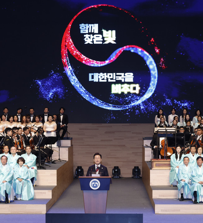 ▲이재명 대통령이 15일 서울 세종문화회관에서 열린 80주년 광복절 경축식에서 경축사를 하고 있다. 2025.8.15 [대통령실통신사진기자단]     (연합뉴스)