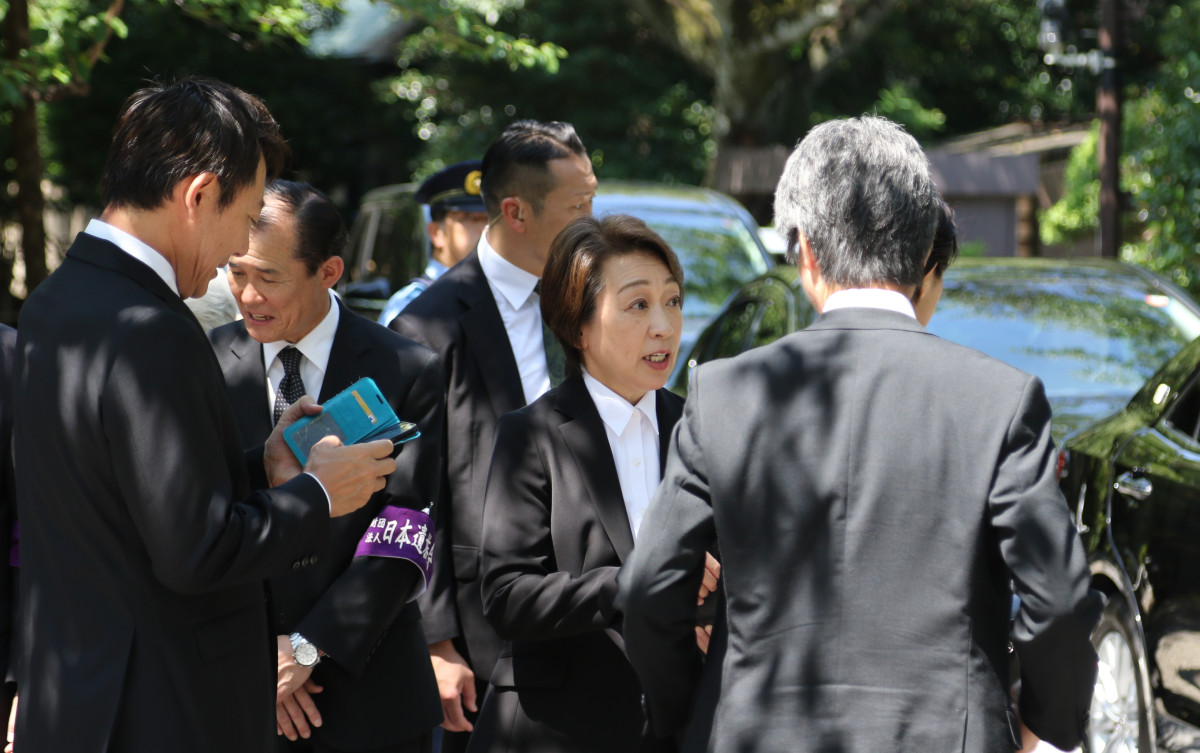 ▲일본이 패전 80년을 맞은 15일 도쿄 야스쿠니신사를 참배한 집권 자민당 하시모토 세이코 의원(가운데 여성)이 대화하고 있다. (출처=연합뉴스)