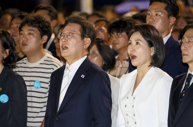 ▲이재명 대통령과 김혜경 여사가 15일 서울 광화문광장에서 열린 제21대 대통령 국민임명식 행사에서 애국가를 제창하고 있다.  (연합뉴스)