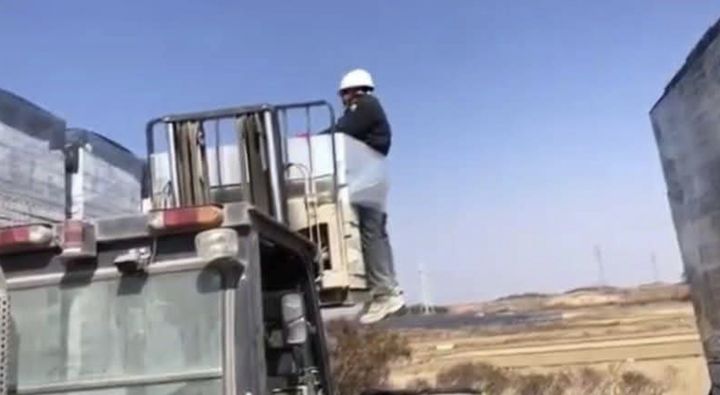 ▲전남 나주 벽돌공장에서 벌어진 이주노동자 '지게차 결박' 사건의 가해자가 4년 전에도 다른 동료에게 똑같은 가혹 행위를 저지른 사실이 광주고용노동청 조사 결과 드러났다.
(사진제공=뉴시스)