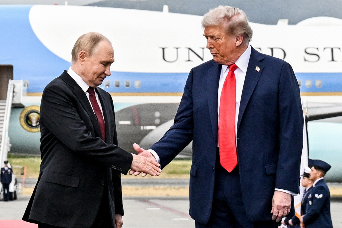 ▲블라디미르 푸틴 러시아 대통령과 도널드 트럼프 미국 대통령이 15일(현지시간) 알래스카 엘먼도프-리처드슨 합동기지 활주로에서 악수하고 있다. 알래스카/타스연합뉴스