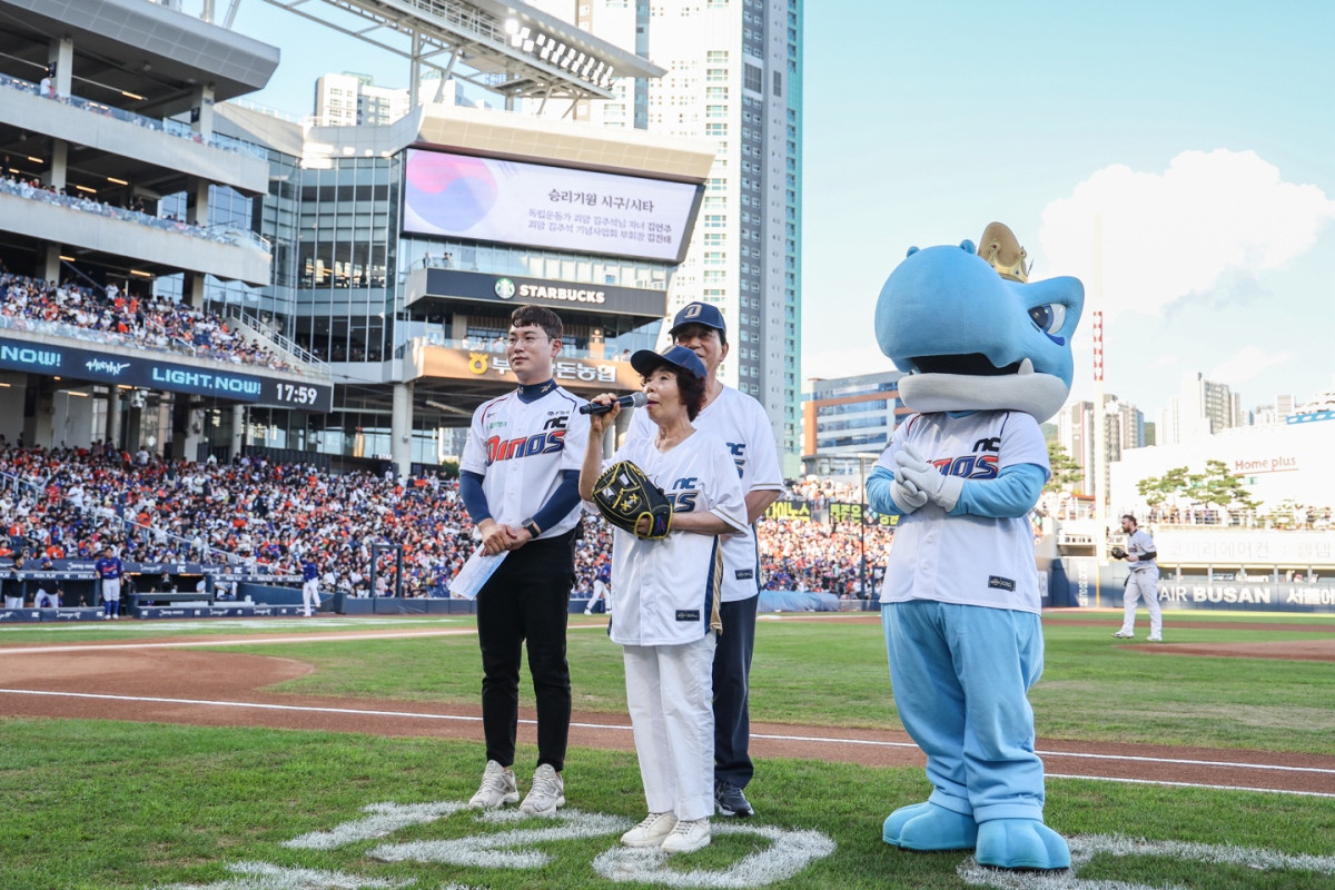 ▲독립유공자 괴암 김주석 선생님 자녀 김언주님과 괴암김주석기념사업회 부회장 김진태님이 시구시타 행사를 하고 있다.  (사진제공=경남동부보훈지청)