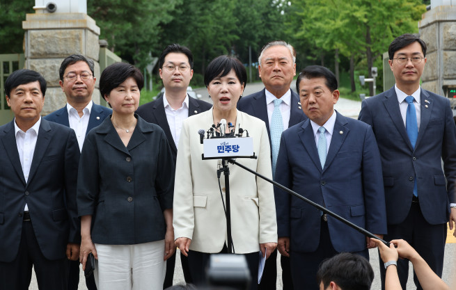 ▲더불어민주당 3대 특검 종합대응특별위원회의 의원들이 11일 윤석열 전 대통령이 수감된 서울구치소를 방문해 취재진 앞에서 브리핑하고 있다. (연합뉴스)