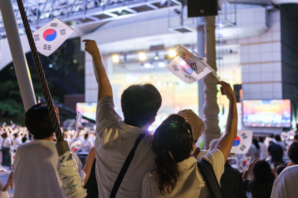 ▲수원시민들이 수원제1야외음악당 무대 앞에서 태극기를 흔들며 공연을 관람하고 있다. (수원특례시)