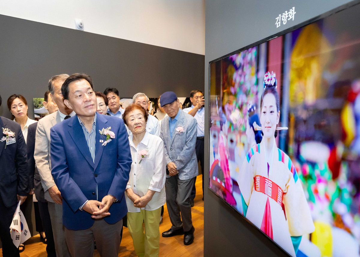 ▲이재준 시장이 전시를 관람하고 있다.  (수원특례시)