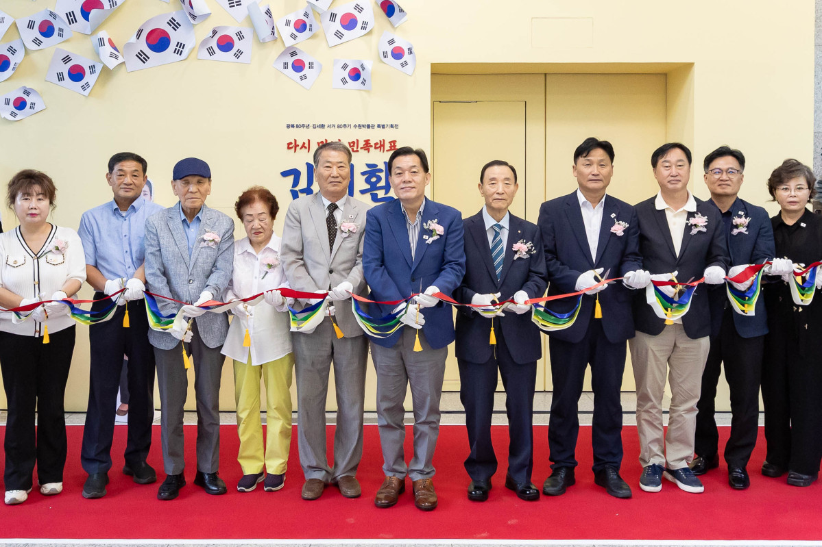 ▲이재준 시장(왼쪽 6번째) 등 참석자들이 개막식에서 테이프를 자르고 있다.  (수원특례시)