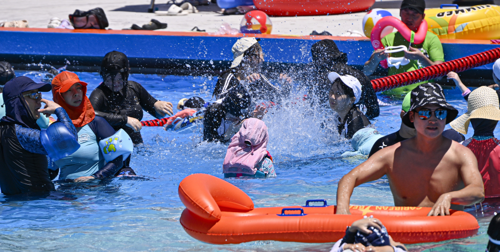 ▲전국 대부분 지역에 폭염경보가 발효된 27일 서울 영등포구 한강공원 여의도 수영장에서 시민들이 물놀이를 하며 더위를 식히고 있다. 이날 기상청은 전국에 폭염특보가 발효된 가운데 최고체감온도가 35도 내외로 올라 매우 무덥겠으니 온열질환에 각별한 주의가 필요하다고 예보했다. 조현호 기자 hyunho@ (이투데이DB)