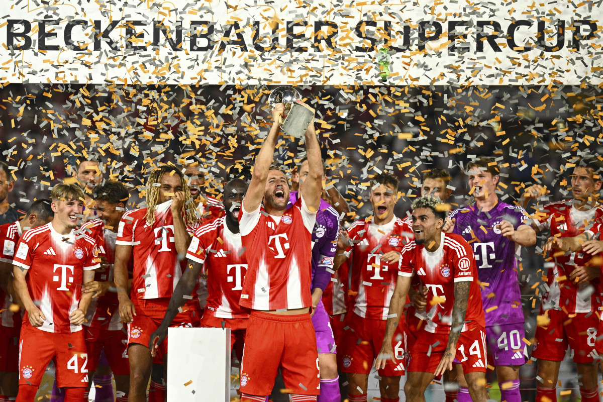 ▲해리 케인(가운데)이 17일(한국시간) 독일 슈투트가르트의 메르세데스 벤츠 아레나에서 열린 2025 DFL 슈퍼컵에서 슈투트가르트에 2-1로 승리한 뒤 우승컵을 들어올리고 있다. (AP/연합뉴스)