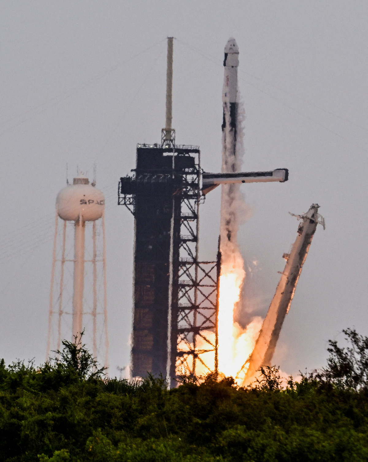 ▲1일(현지시간) 미국 플로리다주 케이프 커내버럴 우주군 기지에서 스페이스X 팰컨9 로켓이 발사되고 있다. (플로리다/로이터연합뉴스)