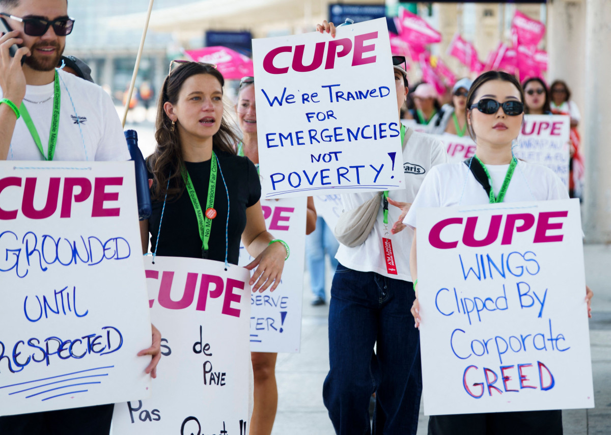 ▲16일(현지시간) 캐나다 토론토 피어슨 국제공항에서 에어캐나다 승무원들이 피켓을 들고 파업 시위를 하고 있다. (토론토/AFP연합뉴스)