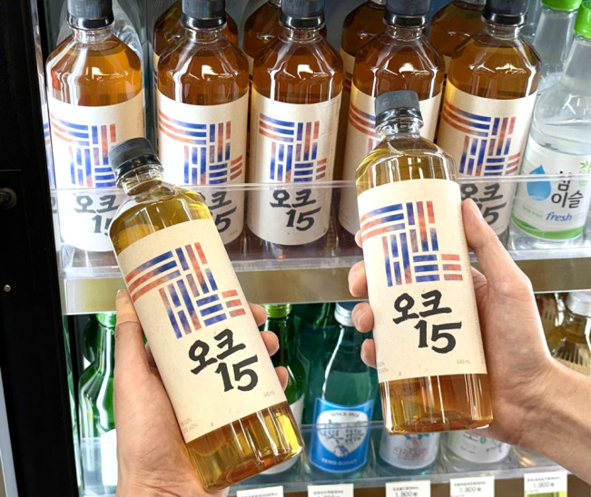 ▲CU가 저도주 트렌드에 맞춰 소주 보다 알코올 도수를 낮춘 프리미엄 증류주 ‘오크 15도’를 선보였다. (사진제공=BGF리테일)